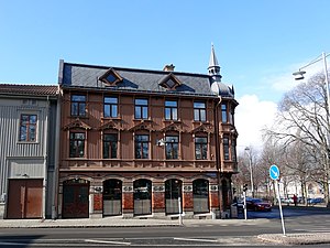 Sprängkullsgatan 1. Porten till 3A och 3B syns till vänster i bilden (2013).