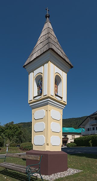 File:Magdalensberg Ottmanach Kirchplatz Smode-Kreuz 18072015 5904.jpg