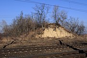 Reste des Bahndamms des Verbindungsgleises über die Ostbahn beim Bahnhof Götzendorf (2018)