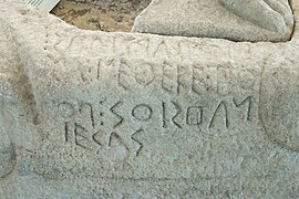 Base de statue avec inscription commémorant l'offrande. Délos, v. 650-600 av. J.-C. Musée archéologique de Délos.