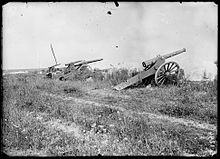 Photo noir et blanc d'une batterie de faux canons.