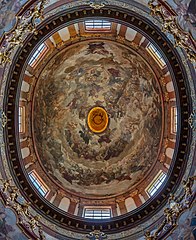 Décor intérieur du dôme baroque à l'église saint François d'Assise à Prague. De l'extérieur ce dôme est un des plus remarquables dans le ciel de la ville. L'église a été construite de 1679 à 1688 en suivant les plans de l'architecte Jean-Baptiste Mathey. Photo juillet 2022.