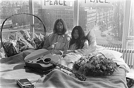 John Lennon et Yoko Ono en bed-in à Amsterdam pour Give Peace a Chance.