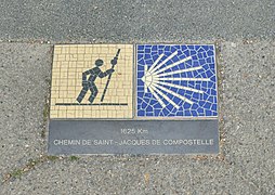 La plaque devant la cathédrale de Chartres avec indication de la distance à Saint-Jacques-de-Compostelle