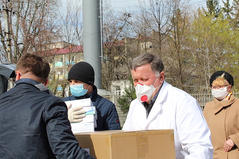 File:Ruslan Demchak supports medicine in Lypovets Raion during COVID-19 pandemic 2.jpg