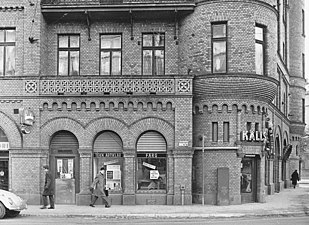 Fasaddetalj mot Karlavägen, 1965.