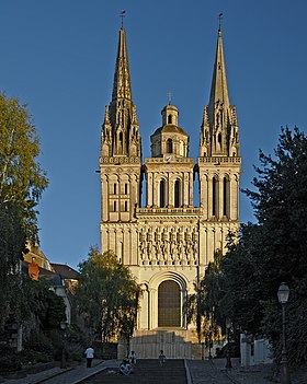 Façade de la cathédralesurmontée de la Croix d'Anjou.