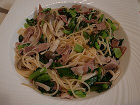 Spaghetti with shimeji mushrooms