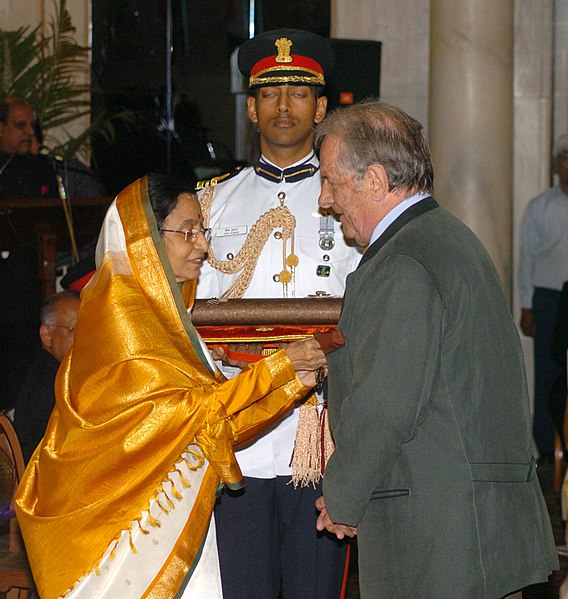 File:The President, Smt. Pratibha Devisingh Patil presenting the Padma Bhushan to Mr. Dominique Lapierre, at an Investiture-I Ceremony, at Rashtrapati Bhavan, in New Delhi on May 05, 2008.jpg