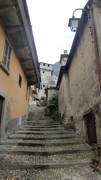 File:Vogogna Verso il Castello.JPG