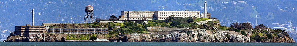 Een panorama van Alcatraz, gezien vanuit de baai van San Francisco