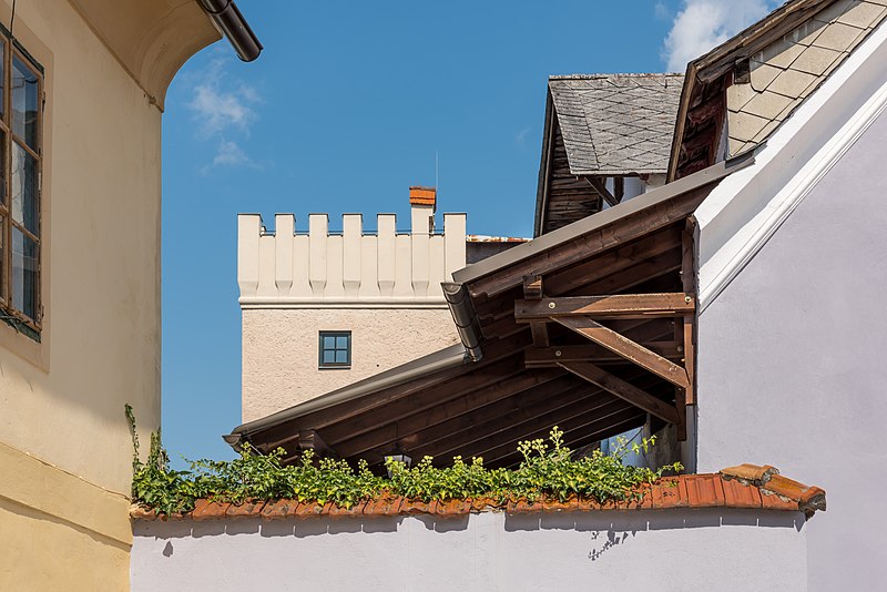 File:Althofen Salzburger Platz 2 Wehrturm mit Karawankenblick 20082018 4177.jpg