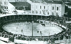 Arène de Montpellier au croisement de la rue de Tarragone avec la rue de la Méditerranée et de la rue de Barcelone, devant l'école maternelle Pierre-Claris-de-Florian.