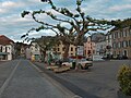 Côté sud de la place d'Astarac, au centre du village.