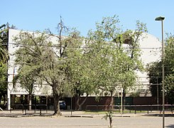 El colegio fotografiado desde la acera norte de Pte Errázuriz