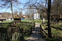 Le parvis de l'église vu depuis la cour de la vieille école.