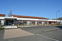 Le bâtiment de la maison de santé est situé derrière les espaces de stationnement