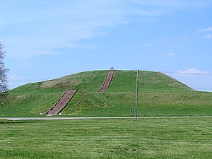 Une butte-plateforme du Mississippi : Cahokia, Illinois, USA