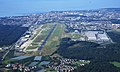 De luchthaven (links) en de jaarbeursgebouwen (rechts) van Friedrichshafen