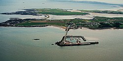 Blick über den Tiefwasserhafen (unten) über die Siedlung Fenit (Mitte) zui Insel (Fenit Island, oben)