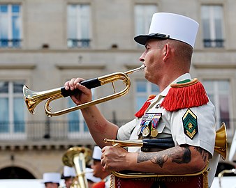 Um Caporal-Chef, com 3 divisas, durante o Desfile Militar do Dia da Bastilha.[72]