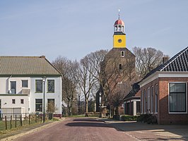 De markante gele lantaarn van de kerk van Hornhuizen