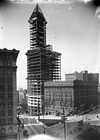 Smith Tower in aanbouw in februari 1913