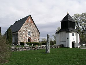 Kyrka och klockstapel från nordväst.