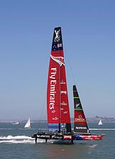 Emirates Team New Zealand's AC72 Aotearoa i San Francisco Bukt