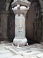 English: Column of the gavit. Français : Colonne du gavit.