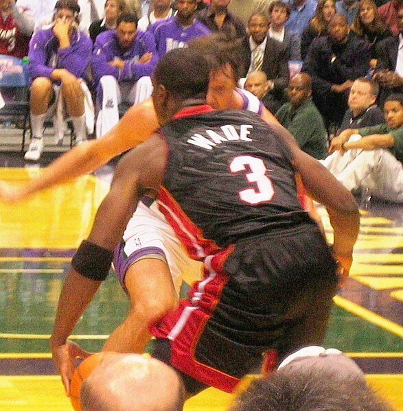 File:Dwyane Wade-Toni Kukoc in a 2005 game.jpg