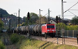 Een goederentrein met ketelwagens van DB Cargo in Treuchtlingen