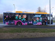 Strætó-Bus „Gagnavagninn“ mit Motiven aus dem Spiel Think About Aliens von Daði og Gagnamagnið