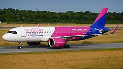 A Wizz Air máltai leányvállalatának A320neója a Hamburgi repülőtéren