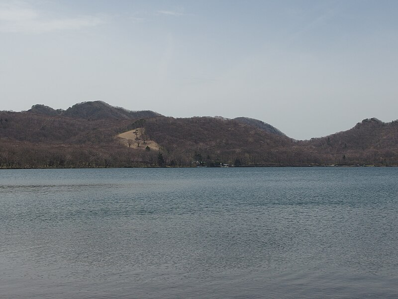 File:Lakeside path near Lake Onuma @ Mount Akagi area (14202601202).jpg