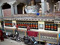 Stupa con ruedas de plegaria. Calle principal de McLeod Ganj.