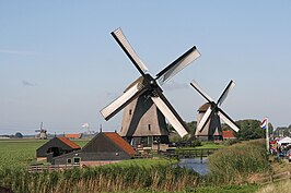 Ondermolen C (rechts) met zeilen. In het midden Ondermolen D