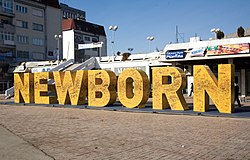 Il monumento Newborn è stato inaugurato nel Giorno dell'Indipendenza nel 2008; il suo schema di verniciatura viene cambiato ogni anno