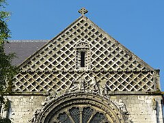 Rautendekor am Giebel des Südquerhauses der Kirche St Étienne in Beauvais, Picardie