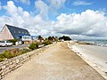 La plage de Langoz et le Cercle nautique de Loctudy.