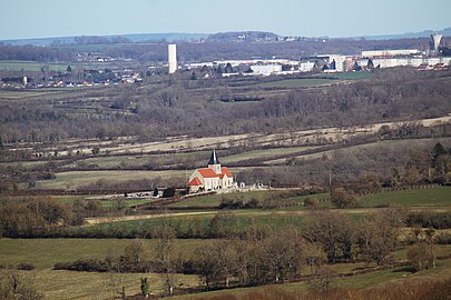 L'église et le cimetière à l'écart du village.