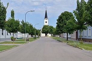 Die Untere Hauptstraße mit der römisch-katholischen Pfarrkirche Tadten