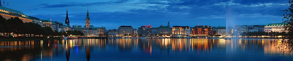 Panorama över Hamburg och sjön Binnenalster