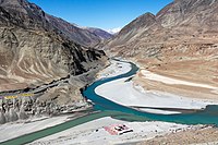 Confluencia do río Indo e o río Zanskar no Himalaia