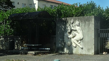 Bas-relief à l'entrée du collège Hubert Reeves.