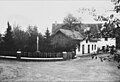 Hofeinfahrt mit Springbrunnen und Waschhaus von 1808 (2015 abgebrochen) um 1920, Kundelfingerhof