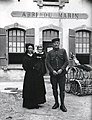 Un couple de l'Île de Sein devant l'Abri du marin (photographie de Jacques de Thézac, vers 1930).