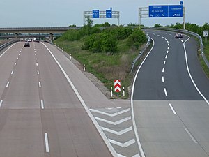 Blick von Süden, von der Brücke des Elster-Saale-Radwegs über die A 9