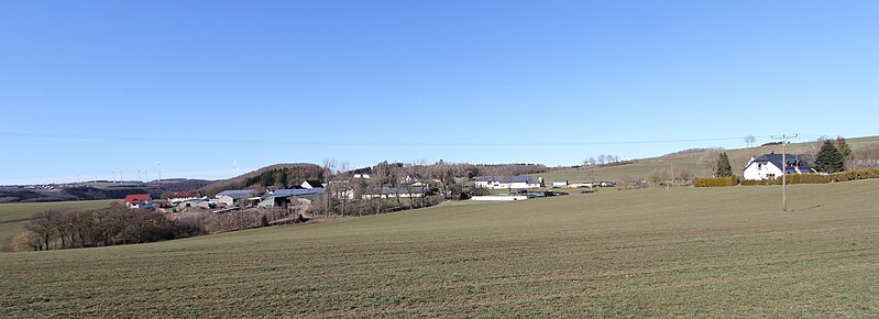 File:Pintesfeld (Eifel); Panoramablick c.jpg