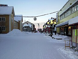 Storgatan i Gällivare åt nordväst. Till vänster i bilden det numera rivna Gymnastikhuset till Gamla Centralskolan